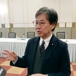 　取材に応じる立憲民主党の安住幹事長＝１４日午前、仙台市