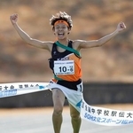 　全国中学校駅伝男子でゴールする、優勝した木瀬のアンカー高橋愛理＝滋賀県希望が丘文化公園