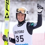 　女子で優勝を決め、喜ぶ一戸くる実＝ピヤシリシャンツェ