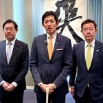 　取材に応じる自民党の小林政調会長（中央）ら＝１４日午後、徳島市