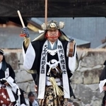　「赤穂義士祭」で大石内蔵助役を務めた俳優の内藤剛志さん（中央）＝１４日午後、兵庫県赤穂市