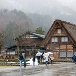 　岐阜県白川村の白川郷＝１４日午後