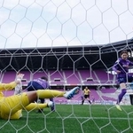 　広島-Ｃ大阪ヤンマー　前半、チーム２点目のゴールを決める広島・中嶋（右上）。ＧＫ名和＝サンガＳ