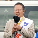 　沖縄県南城市長選が告示され、第一声を上げる座波一氏＝１４日午前、南城市