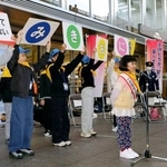 　地元の小学生（左）と防犯イベントに参加した永尾柚乃さん＝１４日午後、名古屋市