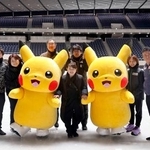 　スケート教室に参加した伊藤みどりさん（中央手前）、本田武史さん（左端）、高橋成美さん（右から２人目）ら＝１４日、国立代々木競技場