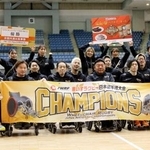 　３連覇したブリッツの選手たち＝千葉ポートアリーナ