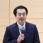 　シンポジウムで発言する京都女子大ジェンダー教育研究所の松本浩延特定講師＝１４日午後、京都市東山区