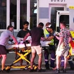 　１４日、オーストラリア・シドニーのボンダイビーチでの銃撃後、搬送される人（ＡＰ＝共同）