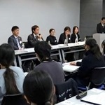 　福岡市で開かれた、刑事司法の実務家が中高生に仕事の魅力を語るセミナー＝１４日午後