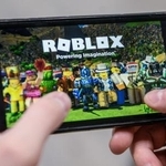 　スマートフォンに表示された「ロブロックス」の画面＝４日、ロシア・エカテリンブルク（タス＝共同）