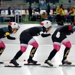 　女子団体追い抜きで滑走する（右から）堀川桃香、高木美帆、佐藤綾乃。３位となり、ミラノ・コルティナ冬季五輪の出場権獲得を確実とした＝ハーマル（共同）