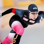 　女子５００メートルで滑走する吉田雪乃。３７秒６５で優勝し、ミラノ・コルティナ五輪で初の代表入りを確実にした＝ハーマル（共同）