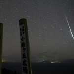 　ふたご座流星群が出現のピークを迎え、宮崎県串間市の都井岬で見られた流れ星＝１４日深夜（１５秒露光）