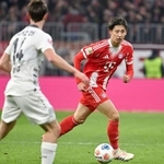 　マインツ戦でプレーするバイエルン・ミュンヘンの伊藤＝ミュンヘン（共同）