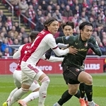 　競り合うアヤックスの板倉（左）とフェイエノールトの上田＝アムステルダム（共同）