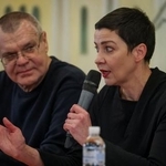 　１４日、ウクライナ・チェルニヒウで記者会見するコレスニコワ氏（右）とババリコ氏（ロイター＝共同）