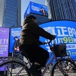 　大型画面に表示された通販サイトの値引きセールの広告＝１１月、北京（共同）