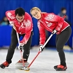 　混合ダブルス１次Ｌ　チェコ戦の第１エンド、スイープする小穴桃里（右）、青木豪＝ケロウナ（共同）