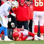 　チャージャーズ戦で負傷して倒れ込むチーフスのＱＢマホームズ（中央）＝カンザスシティー（ＡＰ＝共同）