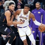 　サンズ戦で攻めるレーカーズの八村（右）＝フェニックス（ＡＰ＝共同）