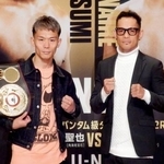 　撮影に応じるＷＢＡバンタム級正規王者の堤聖也（左）と暫定王者のノニト・ドネア＝１５日、東京都内