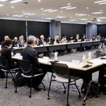 　身寄りのない高齢者の支援強化に関する報告書をまとめた厚労省の社会保障審議会部会＝１５日午前、東京都千代田区