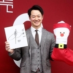 　契約交渉を終え、笑顔で写真撮影に応じる巨人の中川＝１５日、東京都内の球団事務所