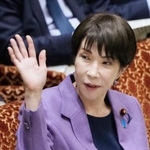 　参院予算委で答弁のため挙手する高市首相＝１５日午後