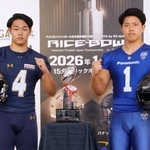 　ライスボウルを前に、記者会見でポーズをとるパナソニックの青根奨太主将（右）とオービックの坊農賢吾主将＝１５日、東京都内