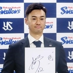 　契約交渉を終え、色紙を手にするヤクルト・石山＝１５日、神宮