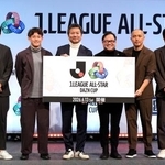 　オールスター戦の開催発表記者会見で、写真に納まるＪリーグの野々村芳和チェアマン（左から３人目）ら＝１５日、東京都内