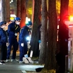 　事件のあった現場付近を調べる警察官＝１５日午後７時２５分、福岡市博多区