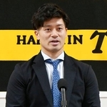 　契約更改を終え、記者会見する阪神・坂本＝１５日、兵庫県西宮市