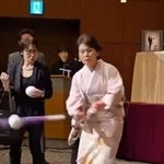 　着物姿でノックを披露する宇津木妙子さん（右）＝９日、東京都内