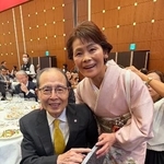 　宇津木妙子さん（右）の旭日小綬章受章などを祝う会に参加した王貞治さん＝９日、東京都内（球心会提供）