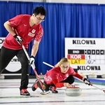 　混合ダブルス１次Ｌ　ドイツ戦の第２エンド、ショットを放つ小穴桃里。左は青木豪＝ケロウナ（共同）