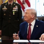 　大統領令の署名を前に、笑顔を見せるトランプ大統領＝１５日、ワシントン（ロイター＝共同）