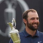　７月、全英オープンを制し、優勝トロフィーの「クラレット・ジャグ」を掲げるスコッティ・シェフラー＝英ポートラッシュ（ＡＰ＝共同）