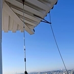 　姫路城で「すす払い」を行う陸上自衛隊員＝１６日午前、兵庫県姫路市