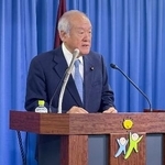 　記者会見する自民党の鈴木幹事長＝１６日午前、東京・永田町の党本部