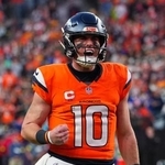 　パッカーズ戦でＴＤパスを決めて喜ぶブロンコスのＱＢニックス＝１４日、デンバー（ＡＰ＝共同）