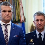 　１５日、米ホワイトハウスでの行事に参加するヘグセス国防長官（左）とケイン統合参謀本部議長（ロイター＝共同）