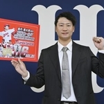 　契約更改を終え、ポーズをとる広島・島内＝１６日、マツダスタジアム