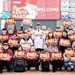 　プロ野球・楽天に入団し、ファンと記念写真に納まる前田健太投手（中央）＝１６日、楽天モバイルパーク宮城