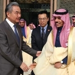 　サウジアラビアを訪れた中国の王毅外相（手前左）＝１４日、リヤド（中国外務省のホームページから・共同）