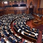 　２０２５年度補正予算が可決、成立した参院本会議＝１６日午後