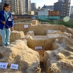 　滋賀県草津市の狐塚古墳から見つかった「粘土槨」＝１６日午後