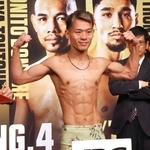 　計量をパスし、ポーズを取るＷＢＡバンタム級正規王者の堤聖也＝１６日、東京都内