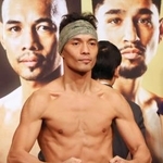 　計量をパスし、ポーズを取るＷＢＡバンタム級暫定王者のノニト・ドネア＝１６日、東京都内